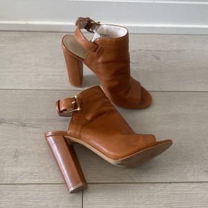 Vince Camuto Amelia leather Bootie - Size 5.5